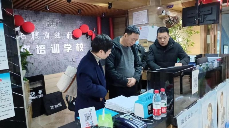 小标题：了解证书含金量，别被“保过”误导